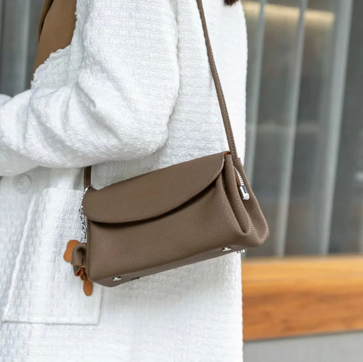 Minimalist Genuine Leather Crossbody Bag, Cow Leather Bag, Cute Box Purse, Small Wallet Phone Bag for Women, Retro Canvas Bag   Cute Clip