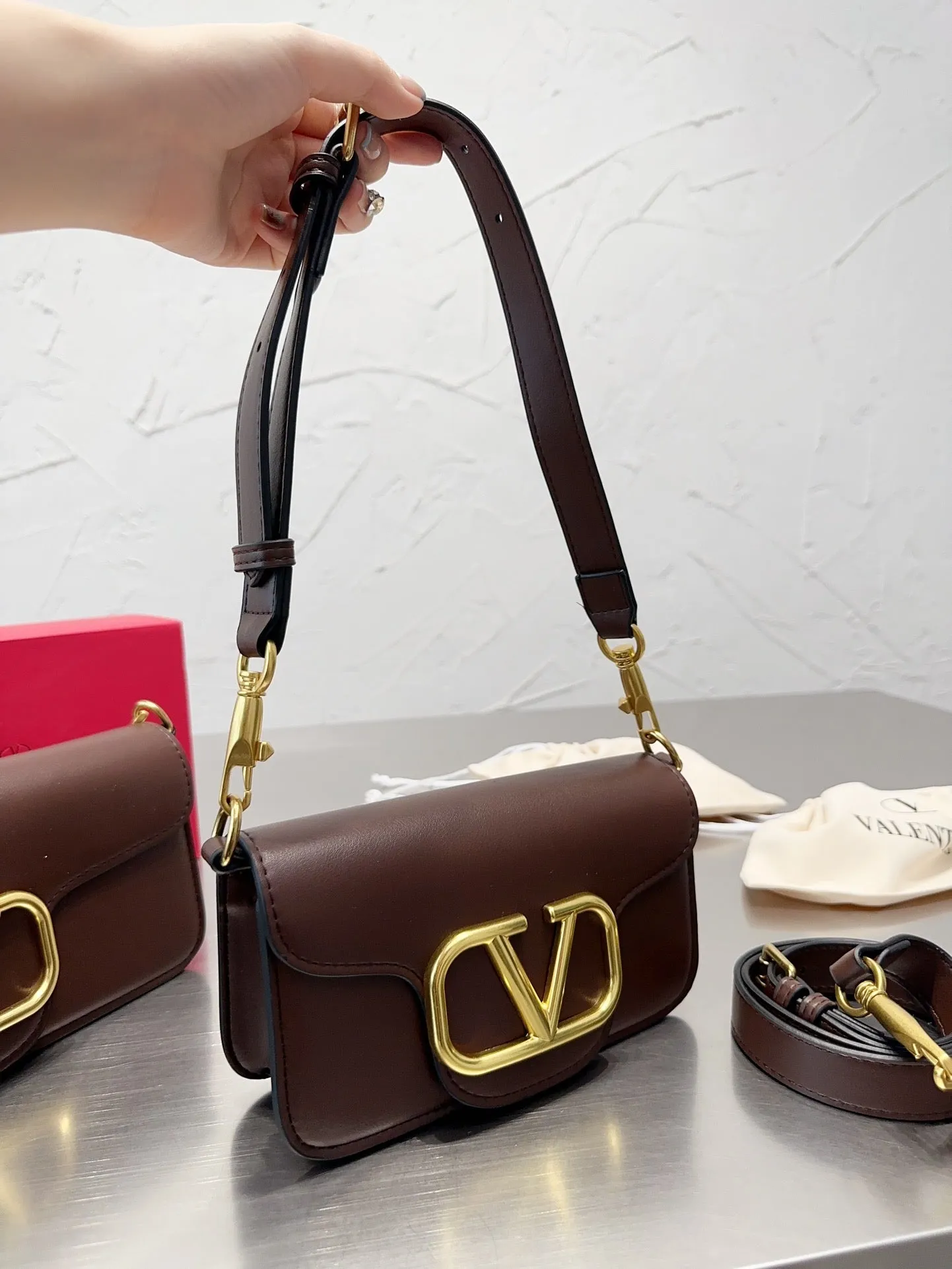 VLTN087 LOCÒ CALFSKIN SHOULDER BAG / Small/Medium