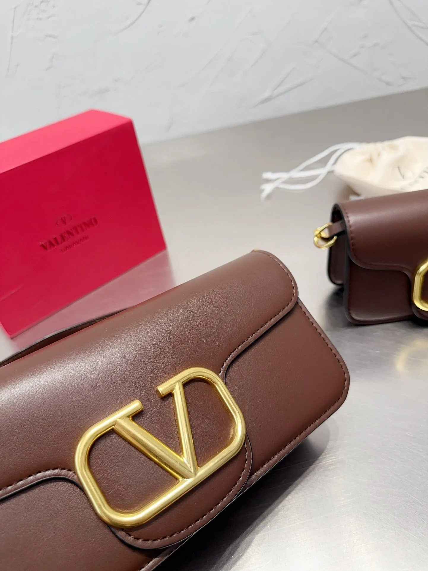 VLTN087 LOCÒ CALFSKIN SHOULDER BAG / Small/Medium