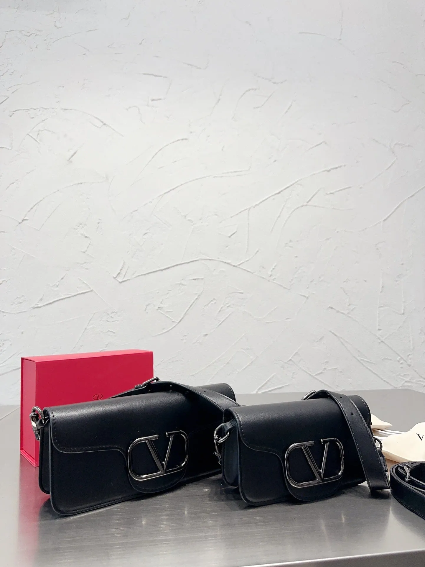 VLTN087 LOCÒ CALFSKIN SHOULDER BAG / Small/Medium